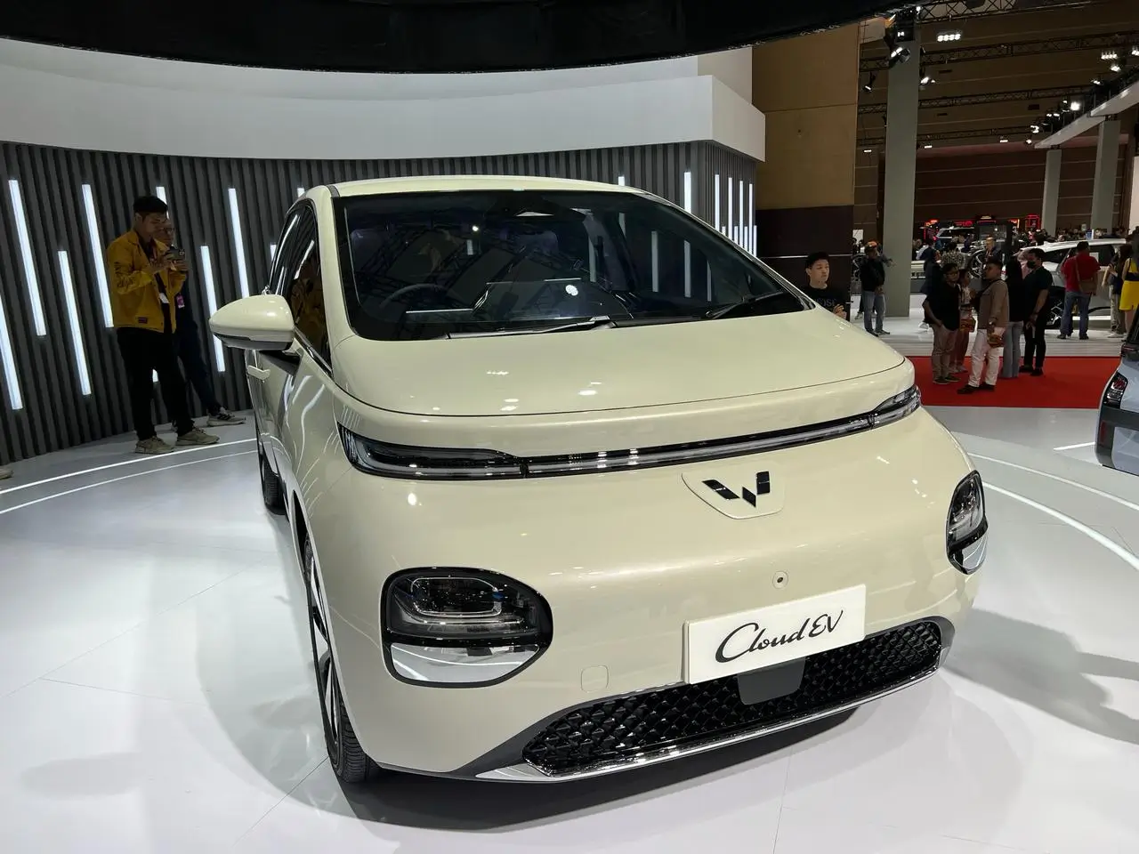Perdana  Wuling Pamerkan Mobil Listrik Terbarunya  Cloud EV di IIMS 2024