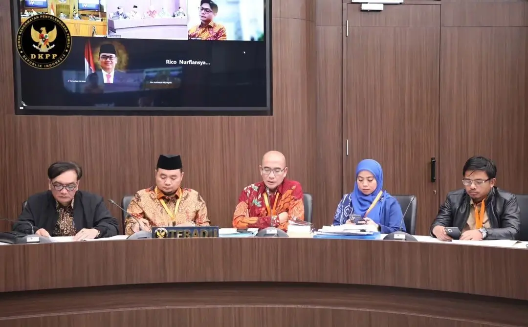 Ketua KPU RI Hasyim Asy’ari beserta jajaran Komisioner KPU hadiri sidang DKPP, Kamis (29/2/24). (Foto: Instagram/dkpp_ri)