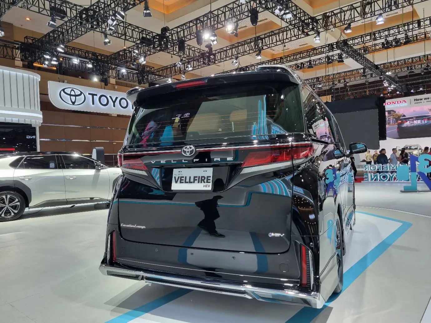 Mewah Luar Dalam  Toyota Luncurkan Vellfire Hybrid di IIMS 2024 Seharga Rp1 8 Miliar