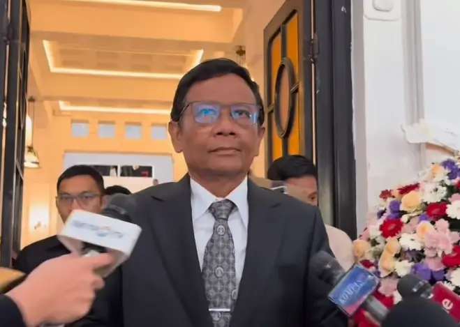 Cawapres nomor urut 3 Mahfud MD saat berikan keterangan pers di Kampus Universitas Indonesia, Salemba, Jakarta Pusat, Sabtu (17/2/24). (Foto: Instagram/mohmahfudmd)