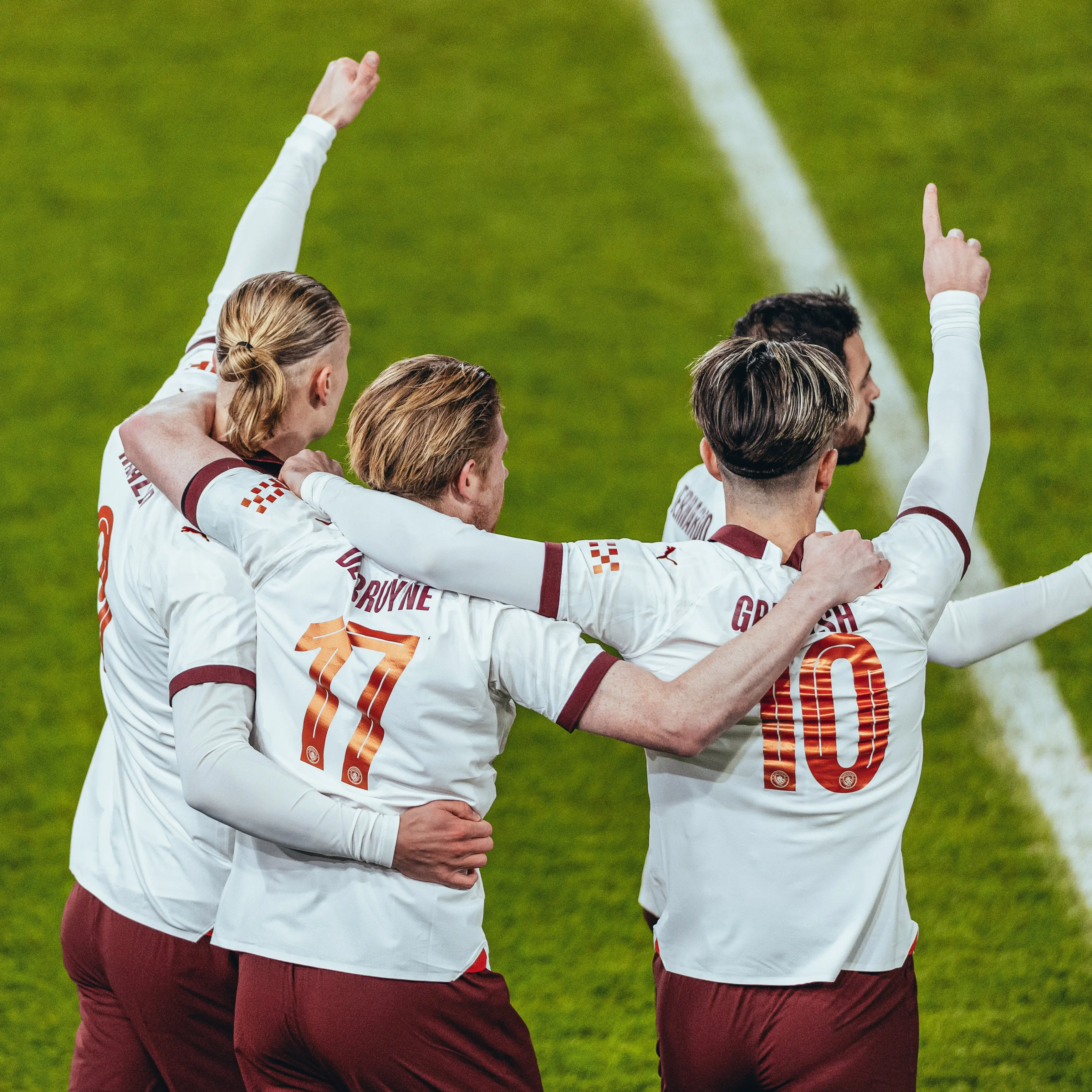 Erling Haaland mencetak lima gol dan Kevin De Bruyne membuat empat assist saat Manchester City meluluhlantahkan dan menyingkirkan tuan rumah Luton Town 6-2. Foto: Istimewa