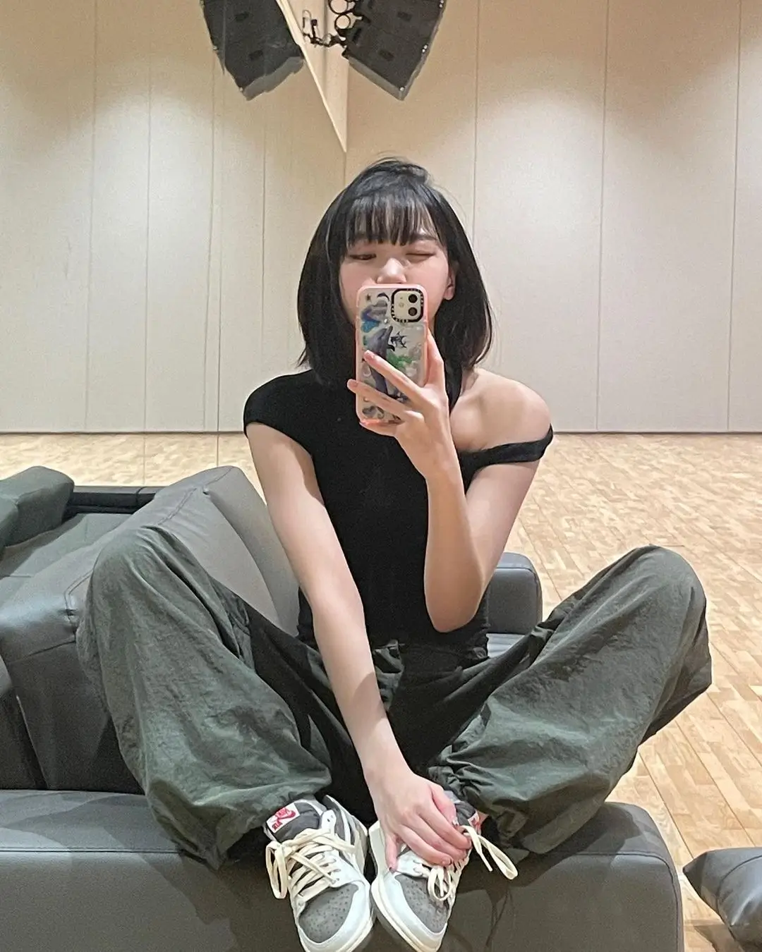 Inspirasi Outfit Liburan ala Chaewon LE SSERAFIM