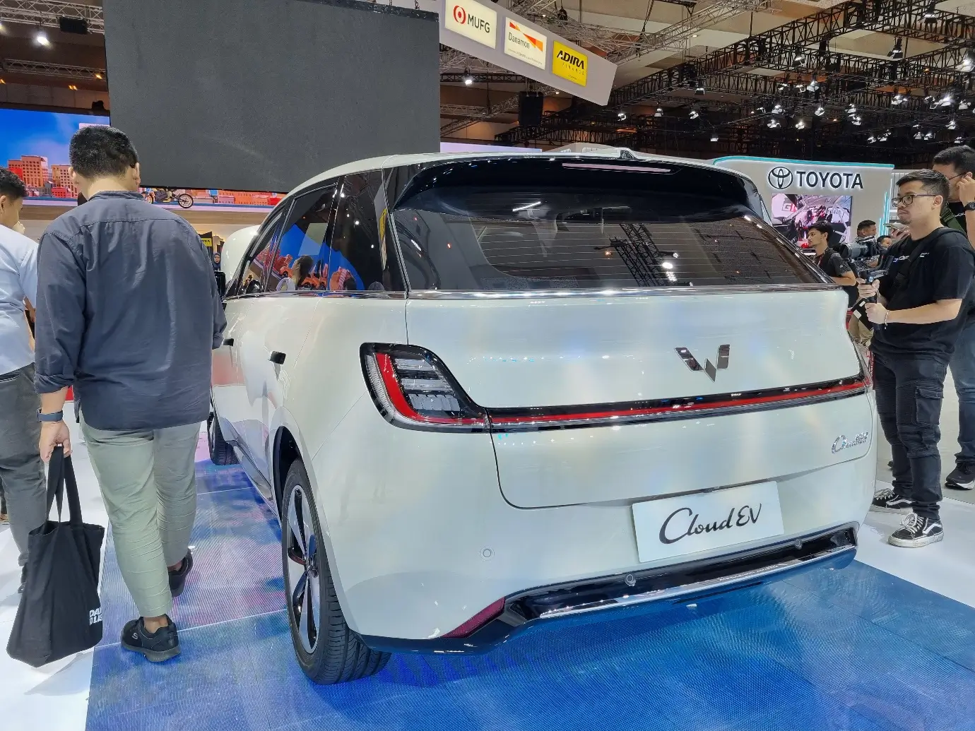 Perdana  Wuling Pamerkan Mobil Listrik Terbarunya  Cloud EV di IIMS 2024