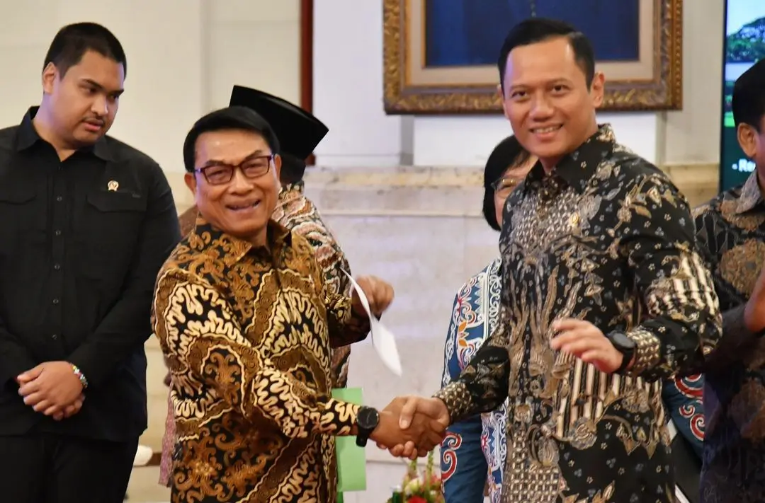 Kepala Staf Kepresidenan Moeldoko berjabat tangan dengan menteri ATR/BPN saat hadiri Sidang Kabinet Peripurna di Istana Negara, Jakarta, Senin (26/2/24). (Foto: Instagram/sekretariat.kabinet)