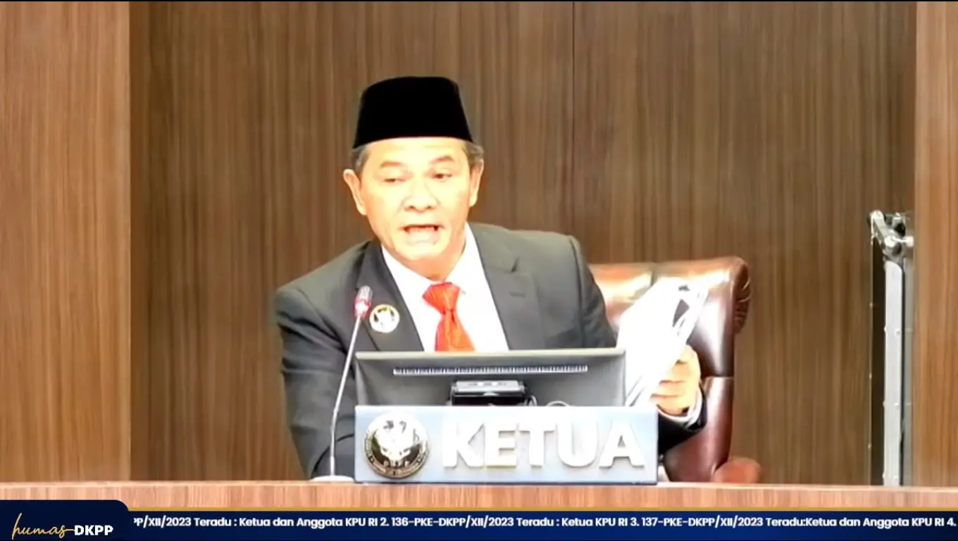 Ketua DKPP RI Heddy Lugito saat bacakan hasil putusan sidang di Kantor DKPP RI, Jakarta, Senin (5/2/24). (Foto: Tangkapan layar YouTube/DKPP RI)