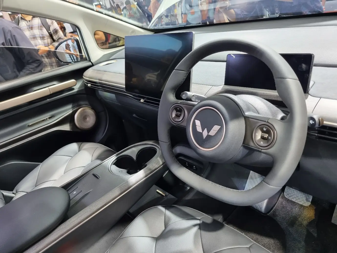 Perdana  Wuling Pamerkan Mobil Listrik Terbarunya  Cloud EV di IIMS 2024