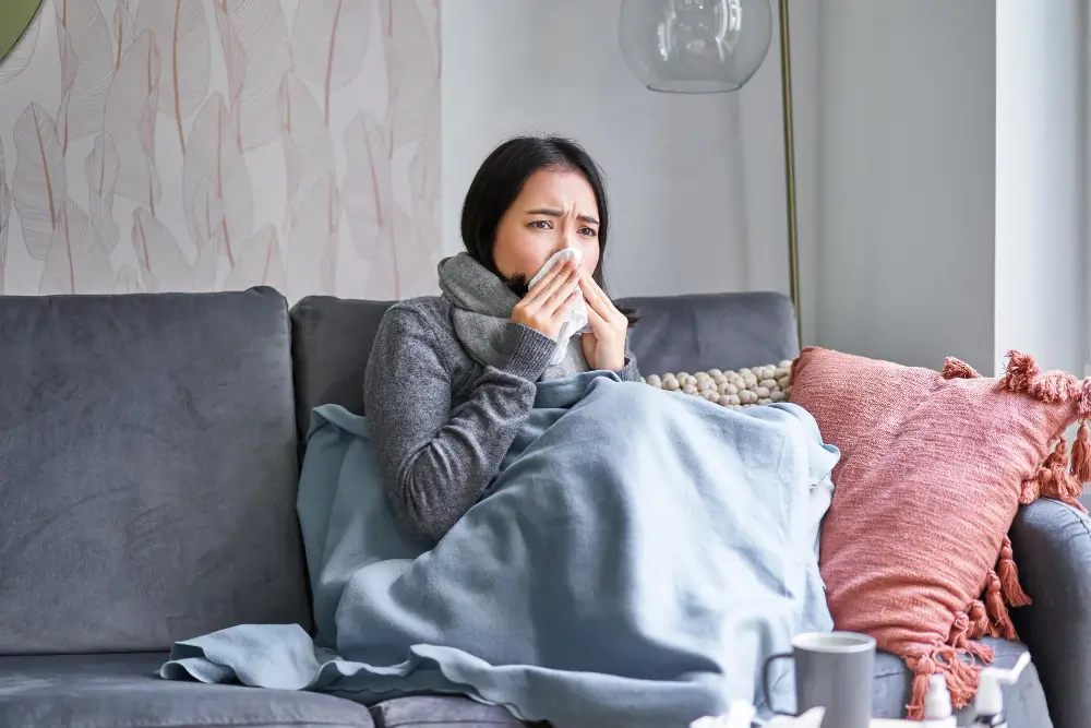 Ilustrasi seorang wanita sakit flu. (Foto: Freepik/benzoix)
