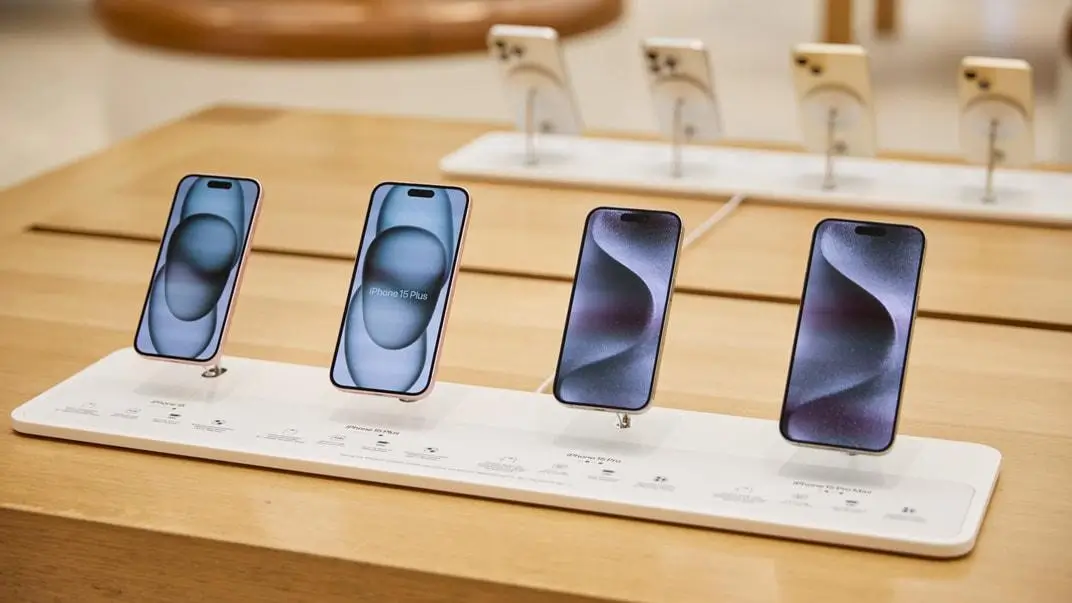 Foto: Deretan iPhone 15 di Apple Regent Street London (apple.com)