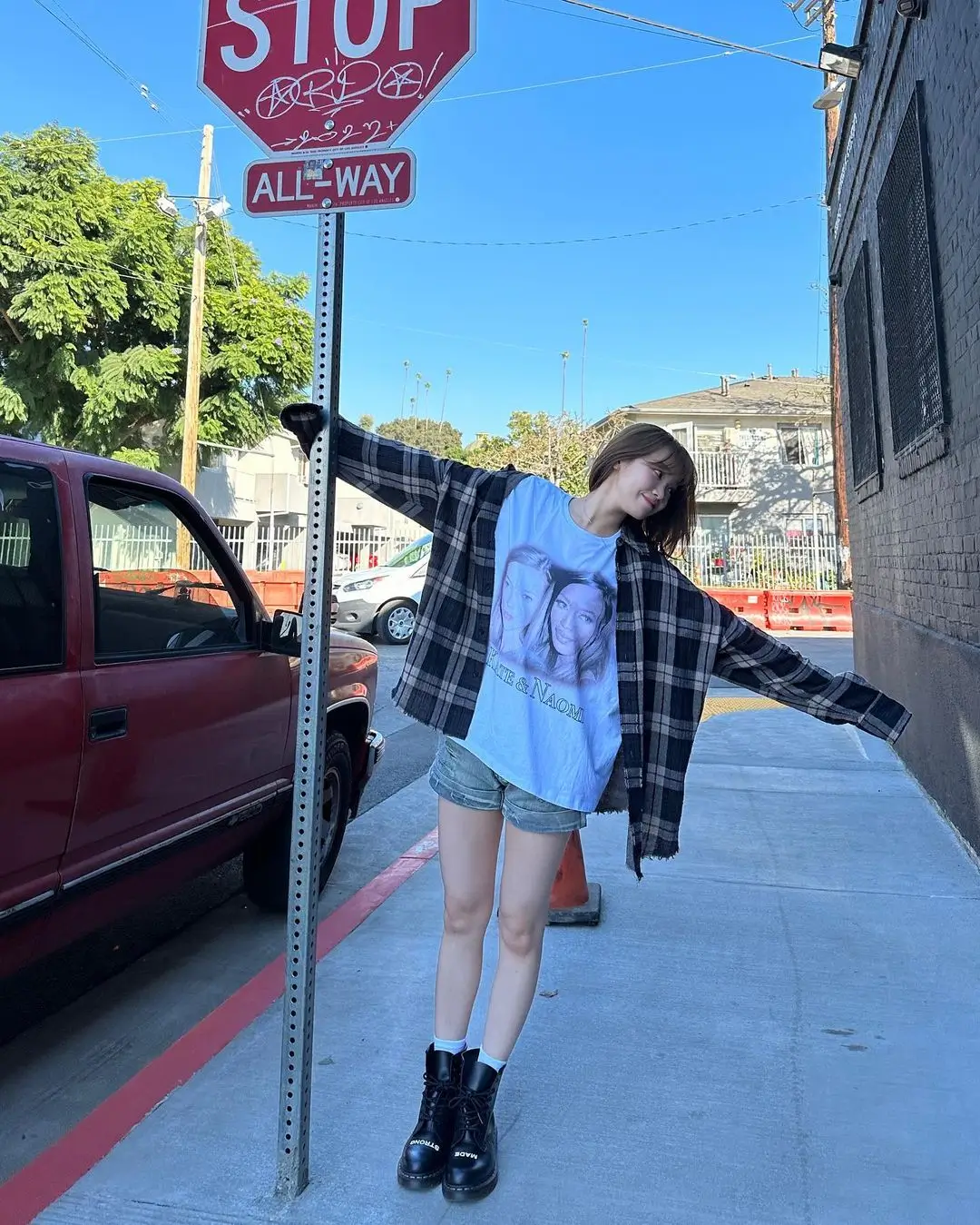 Inspirasi Outfit Liburan ala Chaewon LE SSERAFIM