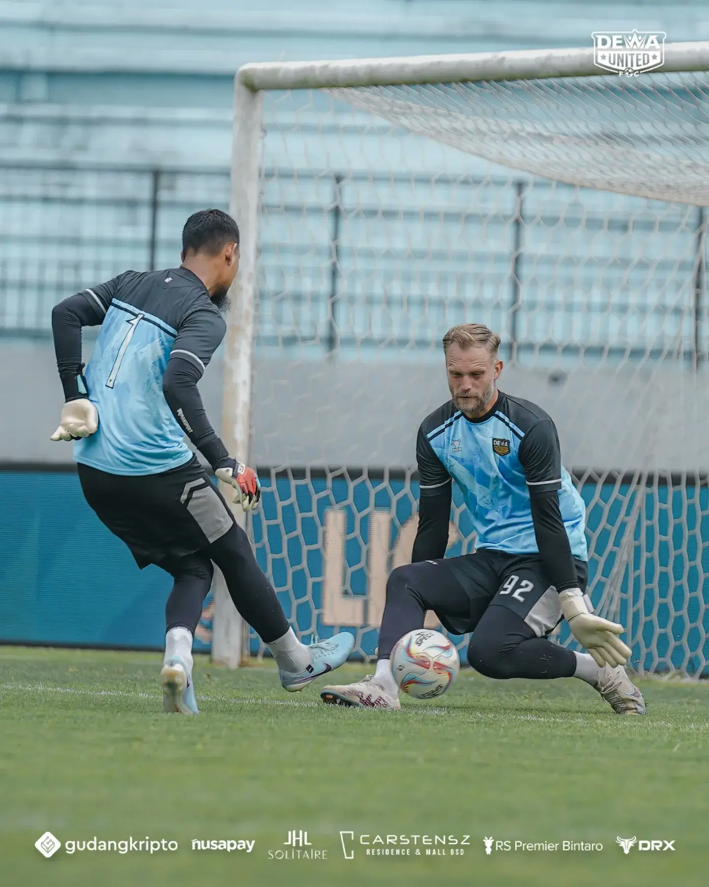 Penjaga gawang Dewa United, Sonny Stevens menjadi kiper pertama di era Liga 1 yang berhasil mencetak gol. (Foto: X Dewa United FC)