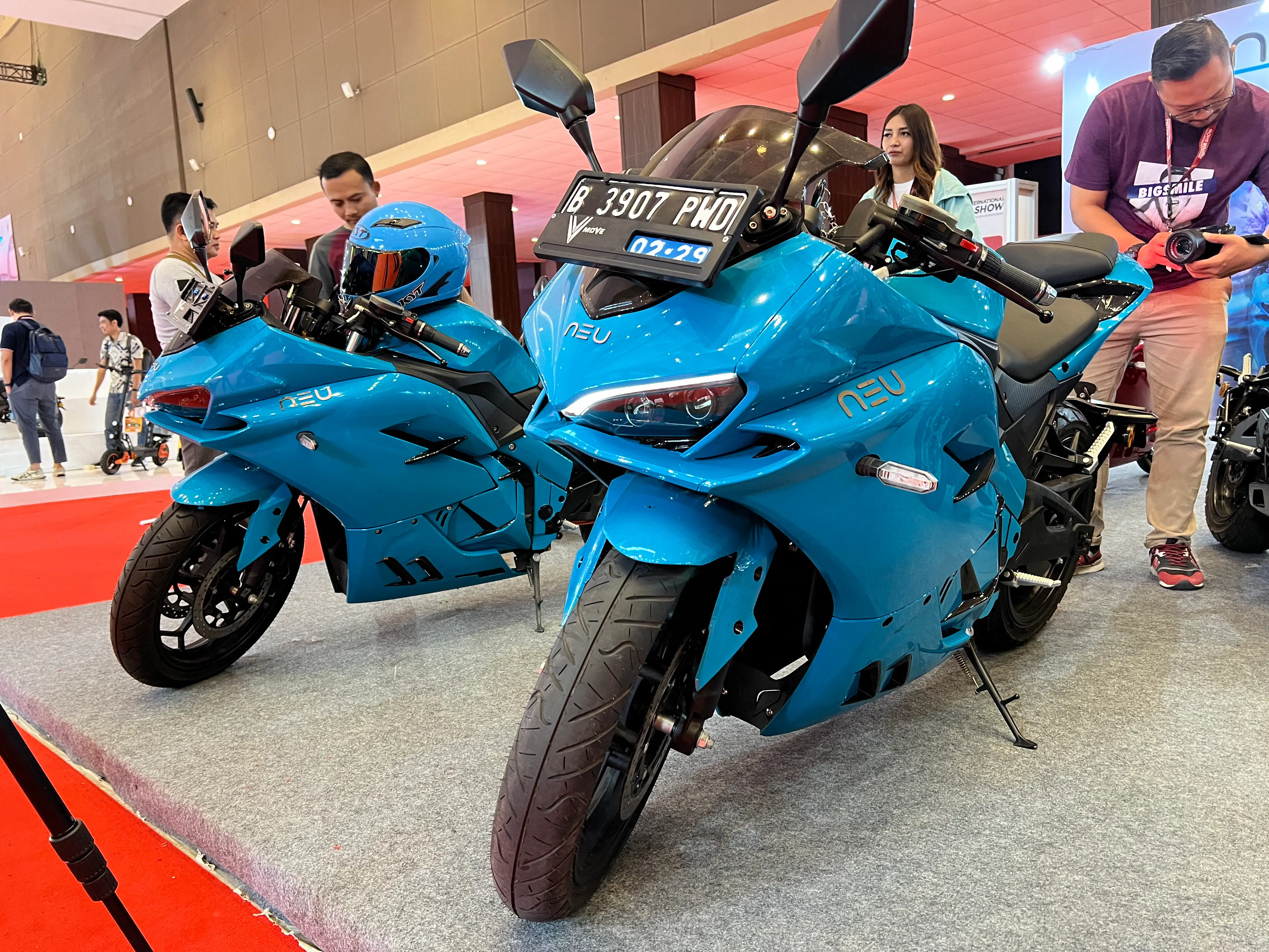 NEU Green, motor listrik sport buatan lokal yang digunakan cawapres nomor urut 2 Gibran Rakabuming Raka saat kampanye di Jakarta, dijual di IIMS 2024 JIExpo Kemayoran, Jakarta. (Foto: ThePhrase.id/Rudi Priyana)