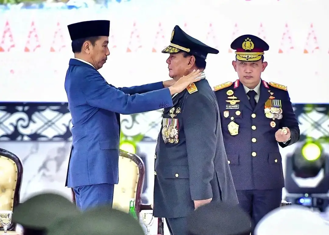 Presiden RI Joko Widodo sematkan pangkat Jenderal Kehormatan Bintang 4 kepada Menhan Prabowo Subianto di Jakarta, Rabu (28/2/24). (Foto: Instagram/jokowi)