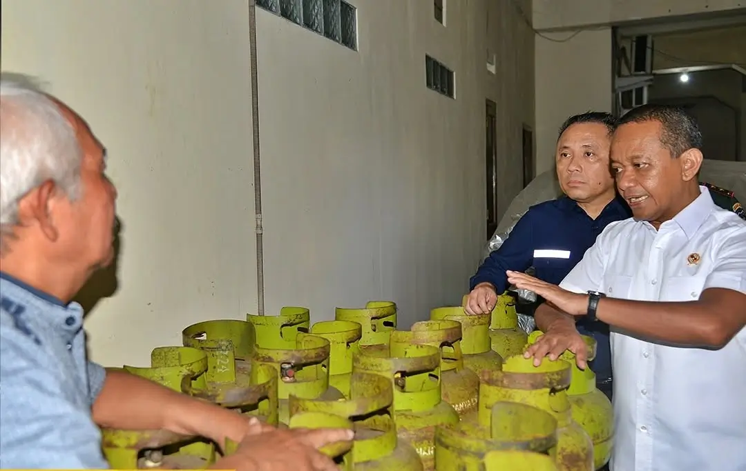 Menteri ESDM, Bahlil Lahadalia saat lakukan inspeksi pangkalan LPG 3 kg di Kawasan Tangerang dan Jakarta pada Selasa (4/2/25). (Foto: Instagram/kesdm)