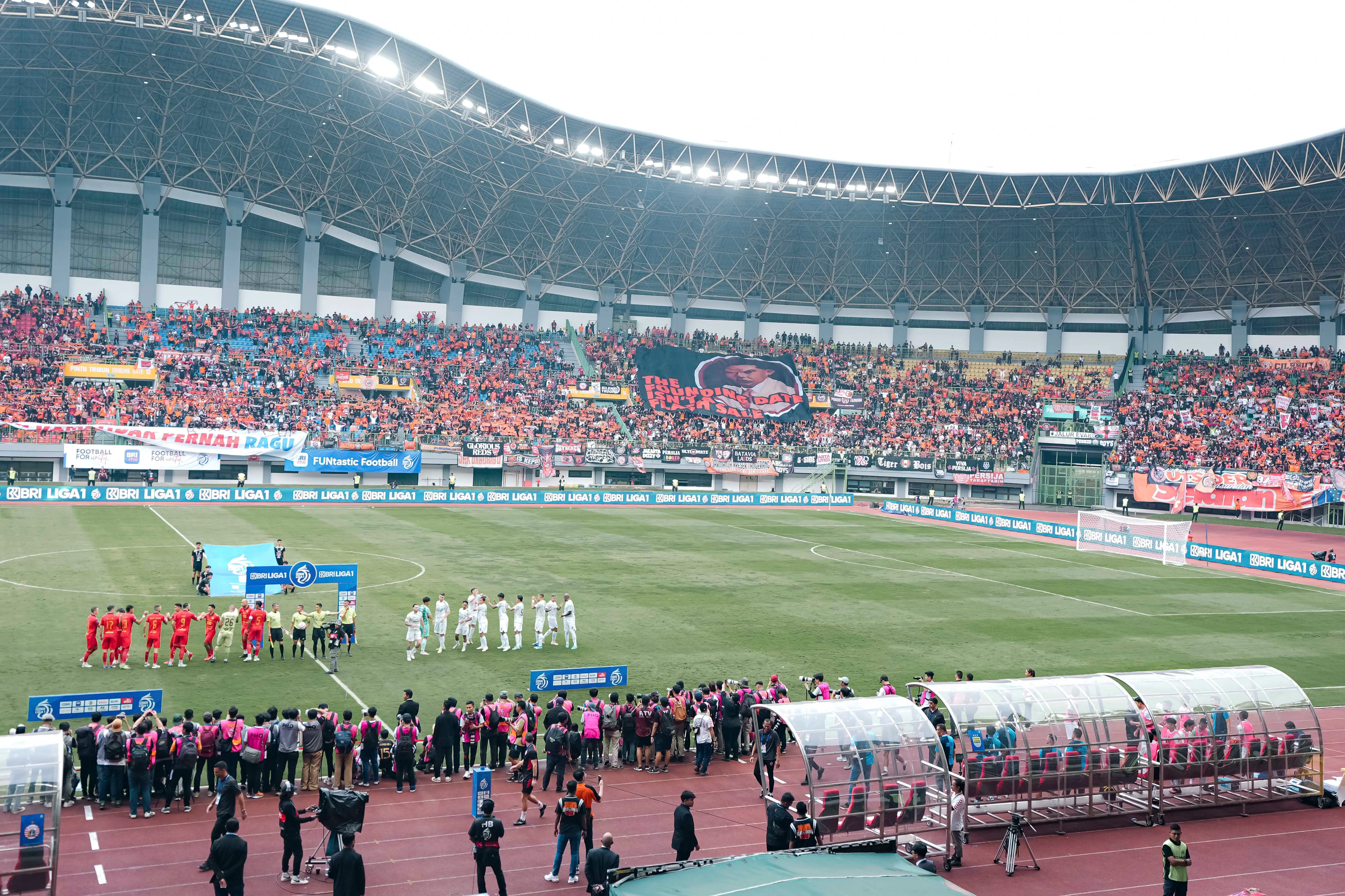 Kekisruhan terjadi saat Persija Jakarta ditahan Persib Bandung 2-2 di Stadion Chandrabaga, Bekasi pada Minggu, 16 Februari 2025. Foto: Istimewa