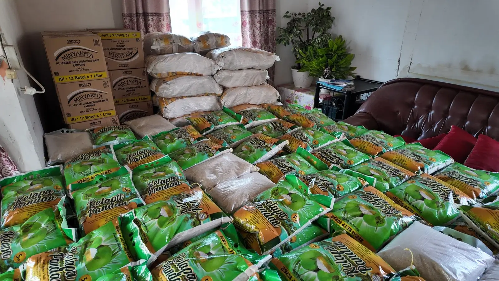 Tanggap Bencana  Pertamina Salurkan 1000 Paket Sembako untuk Warga Terdampak Banjir di Lampung