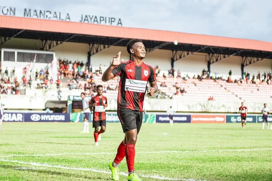 Winger Persipura Jayapura, Ramai Rumakiek menjadi top skor Liga 2 Indonesia. Foto: Istimewa
