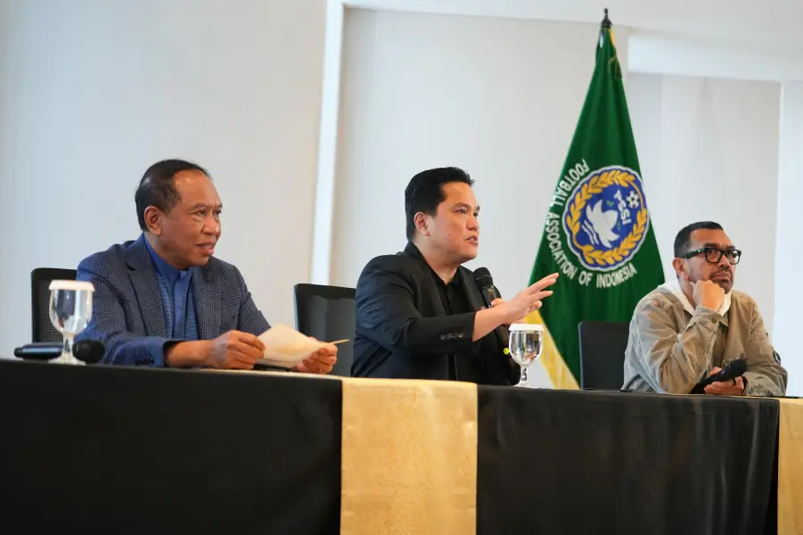 Ketua Umum PSSI, Erick Thohir mengumumkan Jordi Cruyff sebagai Penasihat Teknis PSSI pada Selasa, 25 Februari 2025. Dok. PSSI