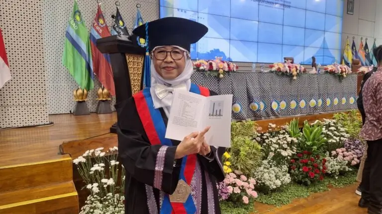 Prof Dr Ir Sri Rachmania Juliastuti MEng, guru besar ke-204 ITS menunjukkan buku orasi ilmiahnya yang disampaikan dalam sidang pengukuhan profesornya. (Foto: its.ac.id)