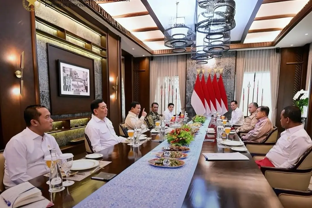 Pertemuan Presiden RI, Prabowo Subianto dan Wapres Ke-10 dan Ke-12 RI, Jusuf Kalla serta jajaran menteri bahas ketahanan pangan di Istana Kepresidenan, Jakarta, Selasa (4/2/25). (Foto: Instagram/kemensetneg.ri)