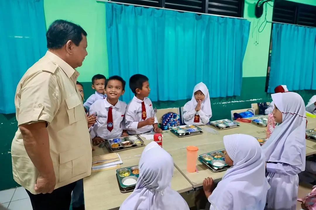 Presiden RI Prabowo Subianto tinjau pelaksanaan program Makan Bergizi Gratis. (Foto: Instagram/prabowo)