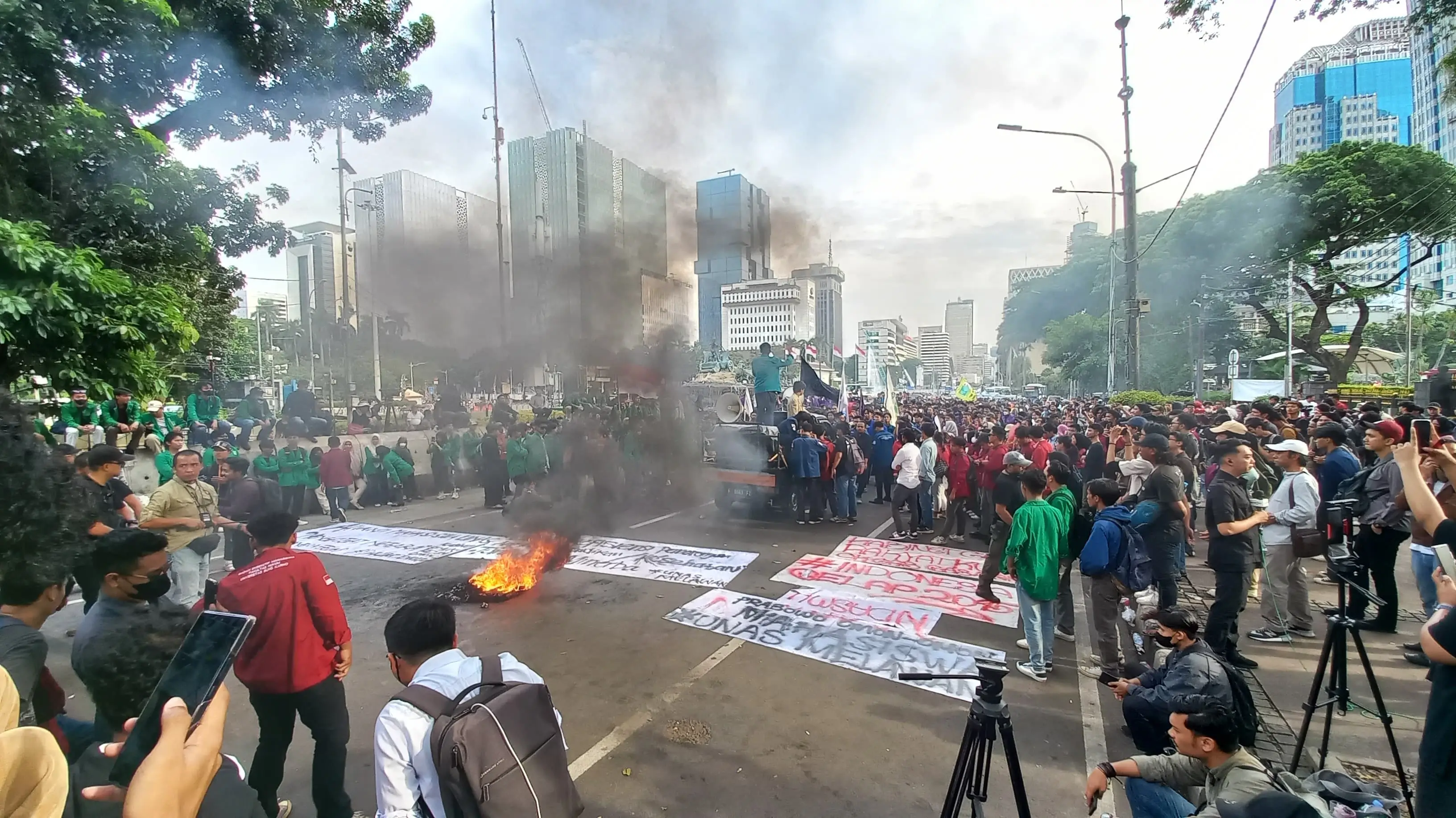 Aksi demonstrasi bertajuk “Indonesia Gelap” di Patung Kuda, Monas, Jakarta, Kamis (20/2/25). (Foto: ThePhrase.id/Rangga Bijak)