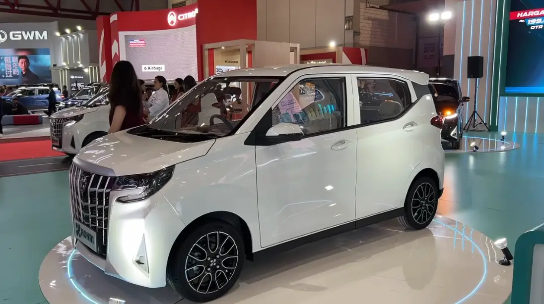 Honri Boma Meluncur di IIMS 2025  Mobil Listrik Mungil yang Siap jadi Andalan Keluarga