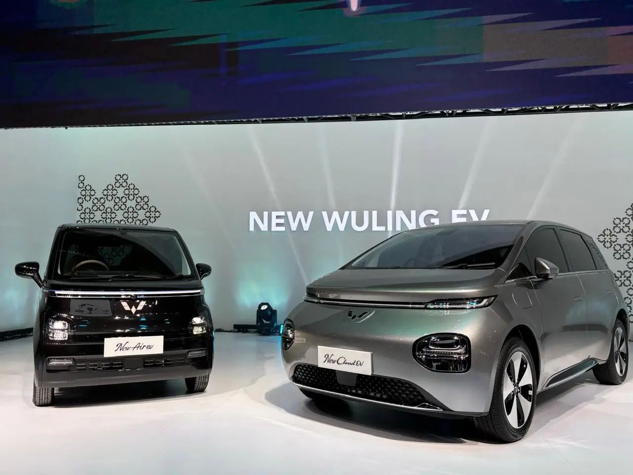 Curi Perhatian  Wuling Pamerkan Mobil Konsep  Light of ASEAN   New Air EV  dan New Cloud EV di IIMS 2025