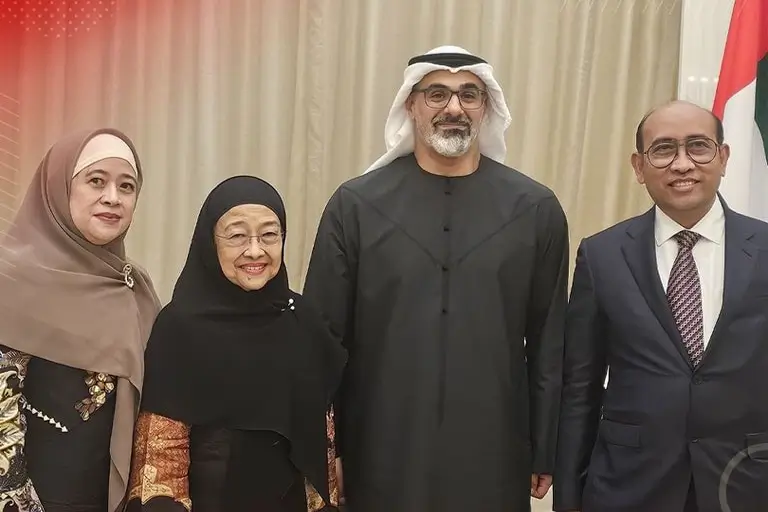 Ketua Umum PDIP Megawati Soekarnoputri bertemu Putra Mahkota Abu Dhabi, Pangeran Khaled di Uni Emirat Arab (UEA) pada Sabtu (15/2) waktu setempat. Didampingi Puan Maharani dan Mohamad Rizki Pratama. (Foto: Instagram/pdiperjuangan)
