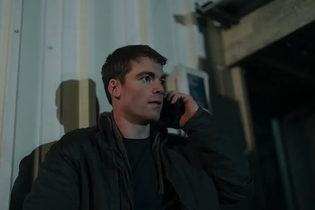 Gabriel Basso  Aktor yang Viral Perankan Karakter Agen FBI di Serial Netflix    The Night Agent   