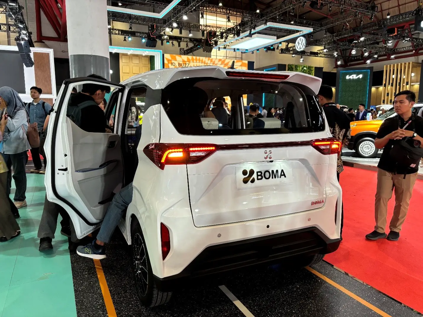 Honri Boma Meluncur di IIMS 2025  Mobil Listrik Mungil yang Siap jadi Andalan Keluarga