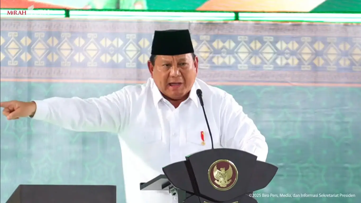 Presiden RI, Prabowo Subianto ketika menyampaikan sambutannya dalam Kongres XVIII Muslimat NU bertajuk “Merawat Tradisi, Menguatkan Kemandirian dan Meneduhkan Peradaban” tahun 2025 di Surabaya, Jawa Timur, Senin (10/2/25). (Foto: Tangkapan layar Youtube/Sekretariat Presiden)