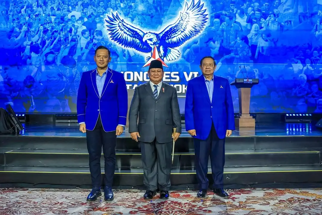 (kiri ke kanan) Ketua Umum Partai Demokrat Agus Harimurti Yudhoyono (AHY), Presiden RI Prabowo Subianto, dan Ketua Majelis Tinggi Partai Demokrat Susilo Bambang Yudhoyono (SBY) saat hadiri Kongres Ke-6 Partai Demokrat di Jakarta pada Selasa (25/2/25). (Foto: Instagram/agusyudhoyono)