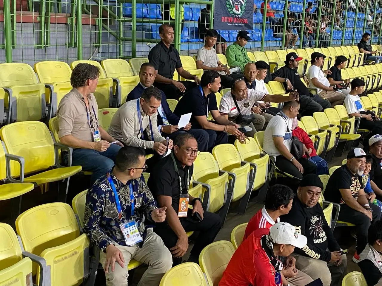 Patrick Kluivert memantau laga Persija Jakarta versus PSBS Biak. Foto Instagram Taufiq Ardyansyah.