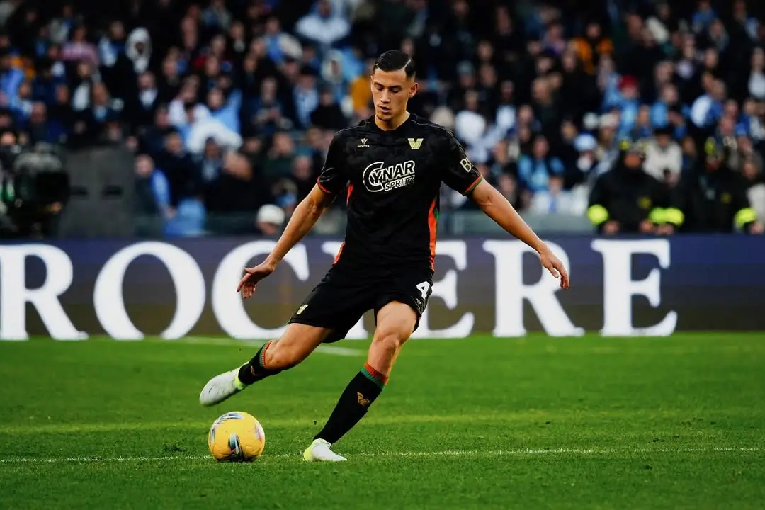 Bek Venezia, Jay Idzes dikabarkan diincar Juventus. Foto Instagram Jay Idzes.