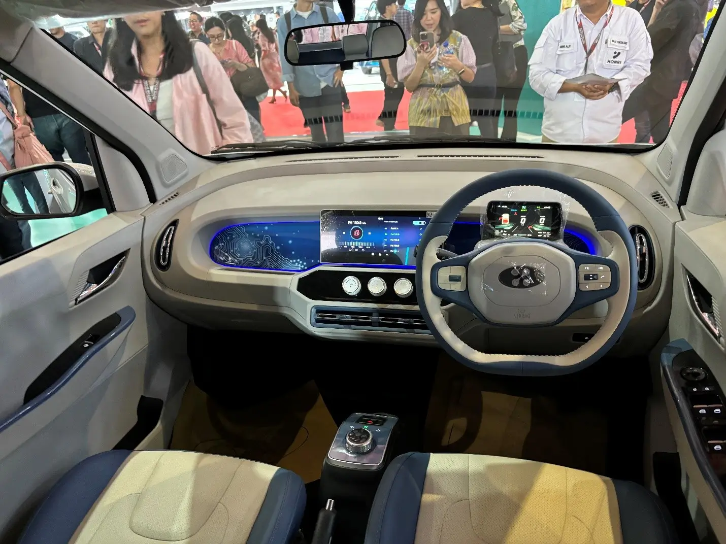Honri Boma Meluncur di IIMS 2025  Mobil Listrik Mungil yang Siap jadi Andalan Keluarga