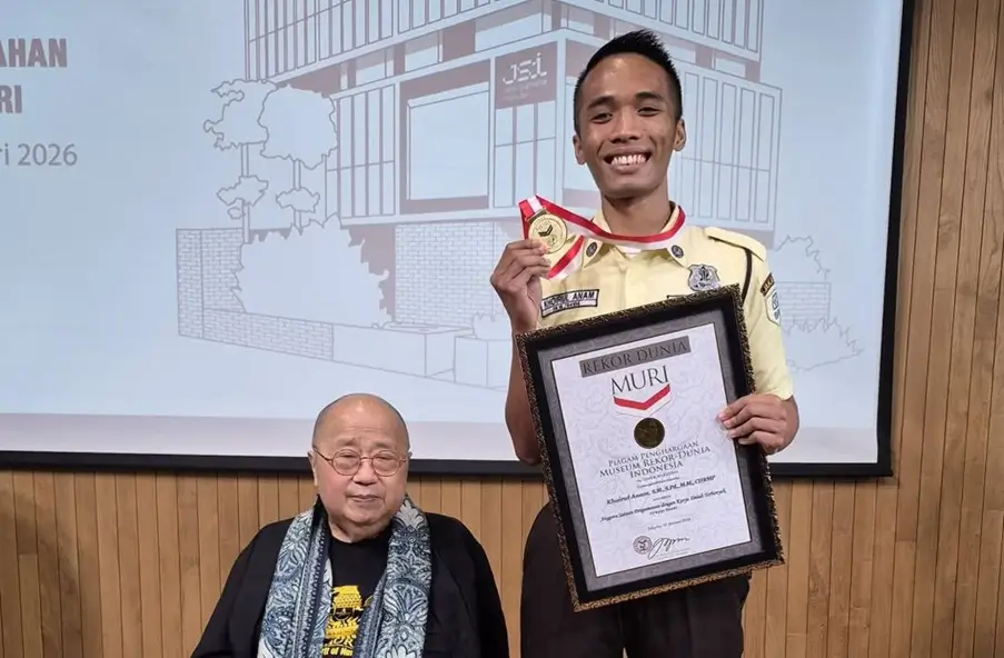 Khoirul Anam (kanan) dan rekor MURI yang diraihnya. (Foto: Instagram/khoirula6_86)