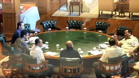 Presiden Prabowo Subianto melakukan pertemuan dengan sejumlah menteri terkait ekonomi di Hambalang, Bogor, Jawa Barat, Minggu (15/2). Foto: istimewa