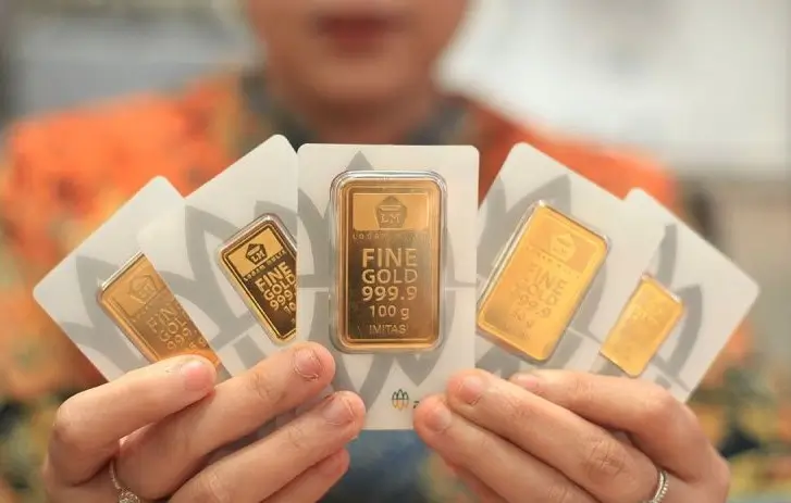 Sampel emas batangan di sebuah butik emas (Foto: ANTARA FOTO/Reno Esnir/sgd/tom/pri.)