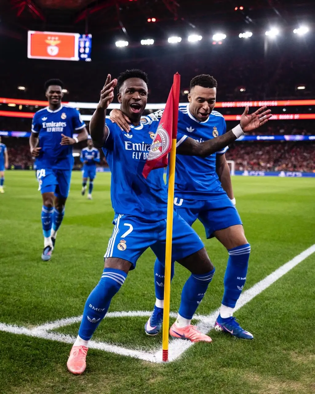 Wasit Francois Letexier memberikan isyarat kedua tangan bersilang di depan dada sebagai tanda adanya laporan dugaan pelecehan rasial setelah berbicara langsung dengan Vinicius Junior. Foto Instagram Vinicius Jr.