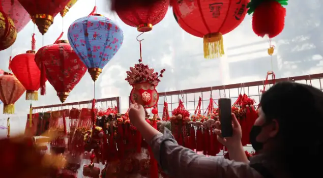 Dekorasi lampion imlek. (Foto: beritajakarta.id/Nugroho Sejati)