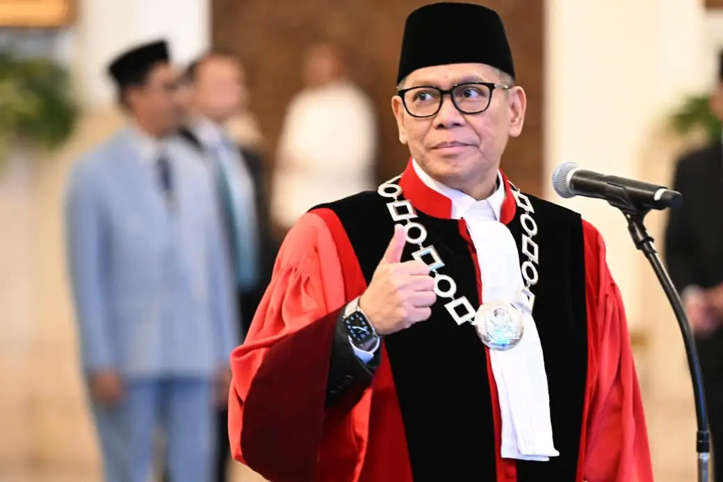 Adies Kadir usai dilantik sebagai Hakim Mahkamah Konstitusi (MK) oleh Presiden Prabowo Subianto di Istana Negara, Jakarta, Kamis (5/2). Foto: BPMI