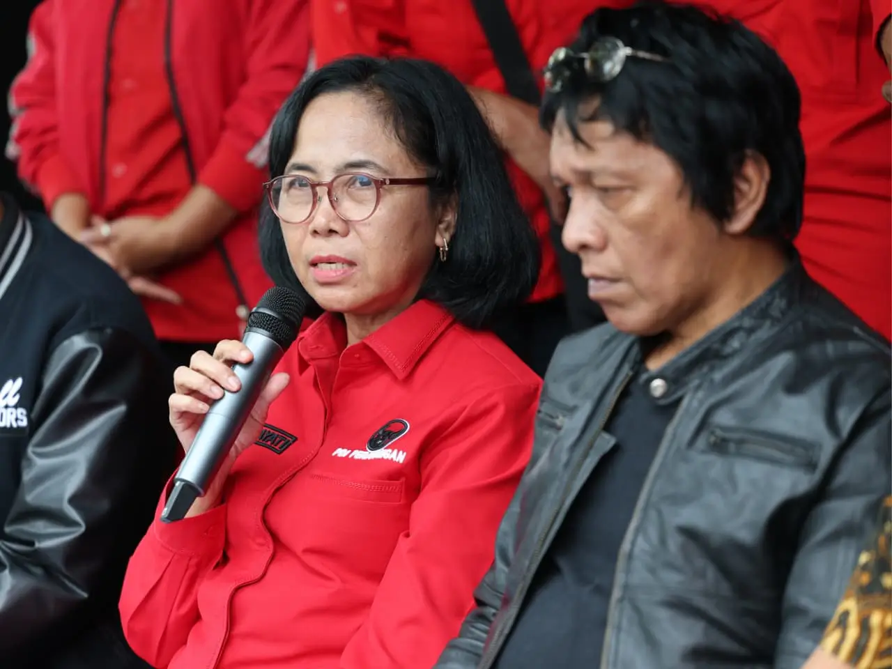 Wakil Ketua Komisi X DPR RI Fraksi PDIP MY Esti Wijayati (kiri) dan Anggota Komisi X DPR RI Fraksi PDIP Adian Napitupulu (kanan). Foto: Istimewa
