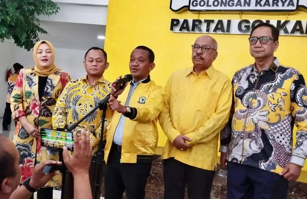 Ketua Umum DPP Partai Golkar, Bahlil Lahadalia (tengah) saat konferensi pers di Gedung DPP Partai Golkar, Jakarta pada Jumat (06/02/26). (Foto: kabargolkar.com)