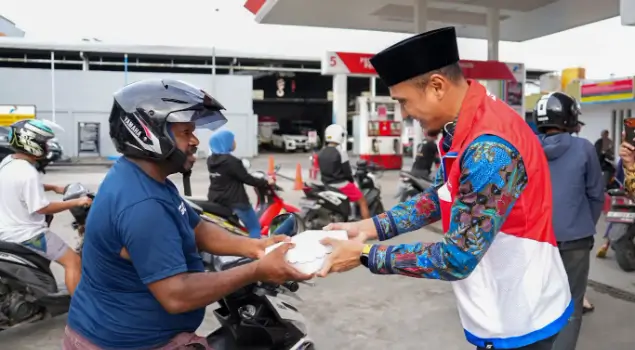 Pertamina membagikan takjil gratis di SPBU. (Foto: Dok. Pertamina Patra Niaga)