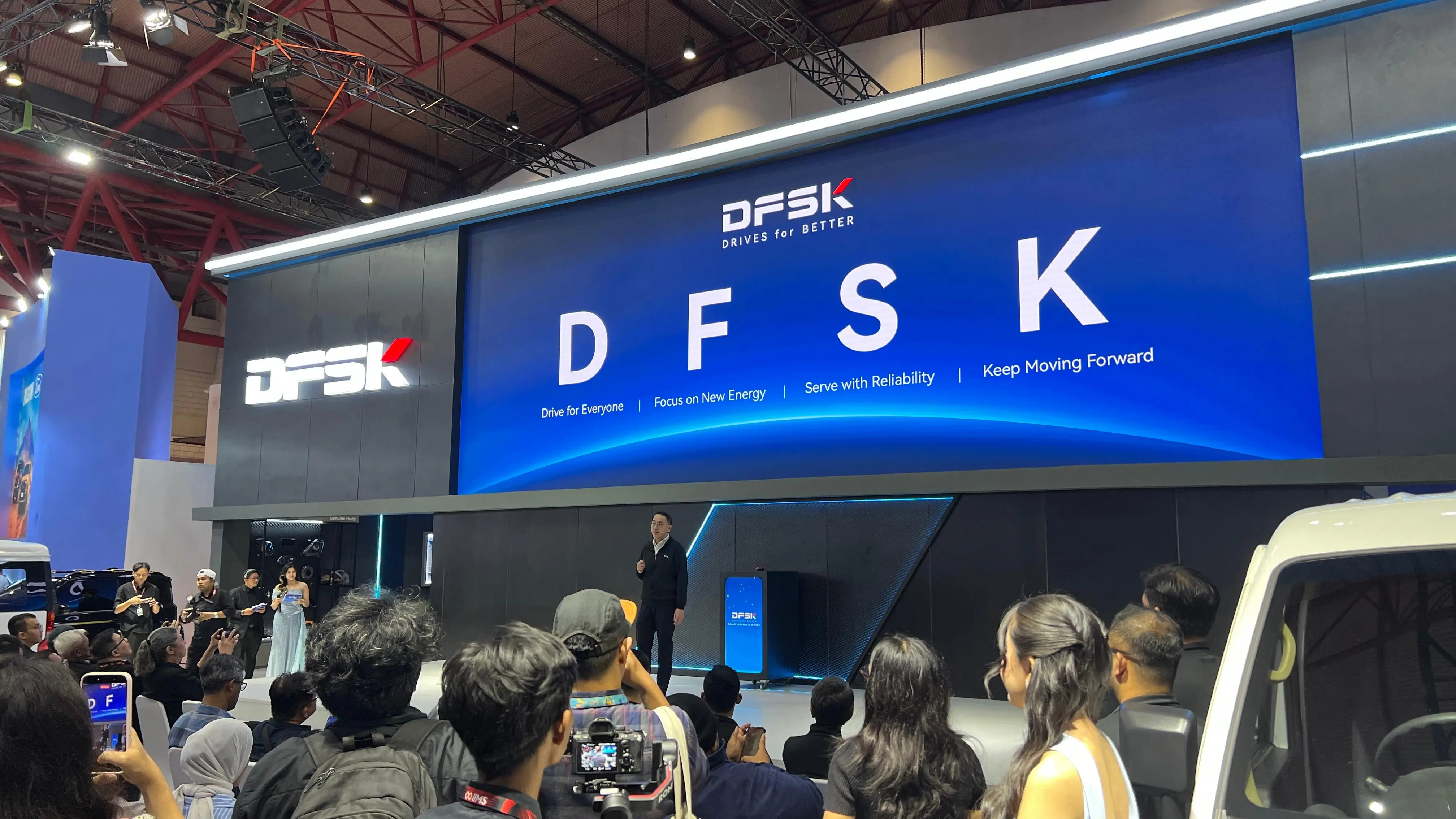 Peluncuran logo dan slogan baru DFSK di IIMS 2026. (Foto: ThePhrase.id/Rudi)