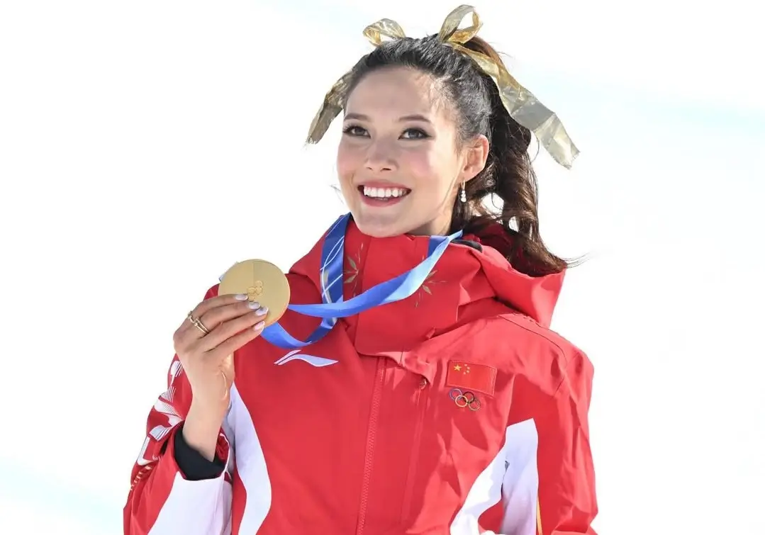 Eileen Gu dengan medali emas di Olimpiade Musim Dingin 2026. (Foto: Instagram/eileengu)