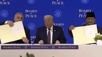 Saat Presiden Prabowo Subianto menandatangi MoU keanggotaan Board of Peace bentukan Trump. Foto: Istimewa