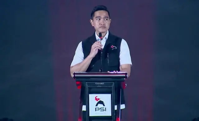 Ketua Umum PSI Kaesang Pangarep menangis saat acara penutupan Rakernas PSI di Makassar. Foto: Dok PSI.