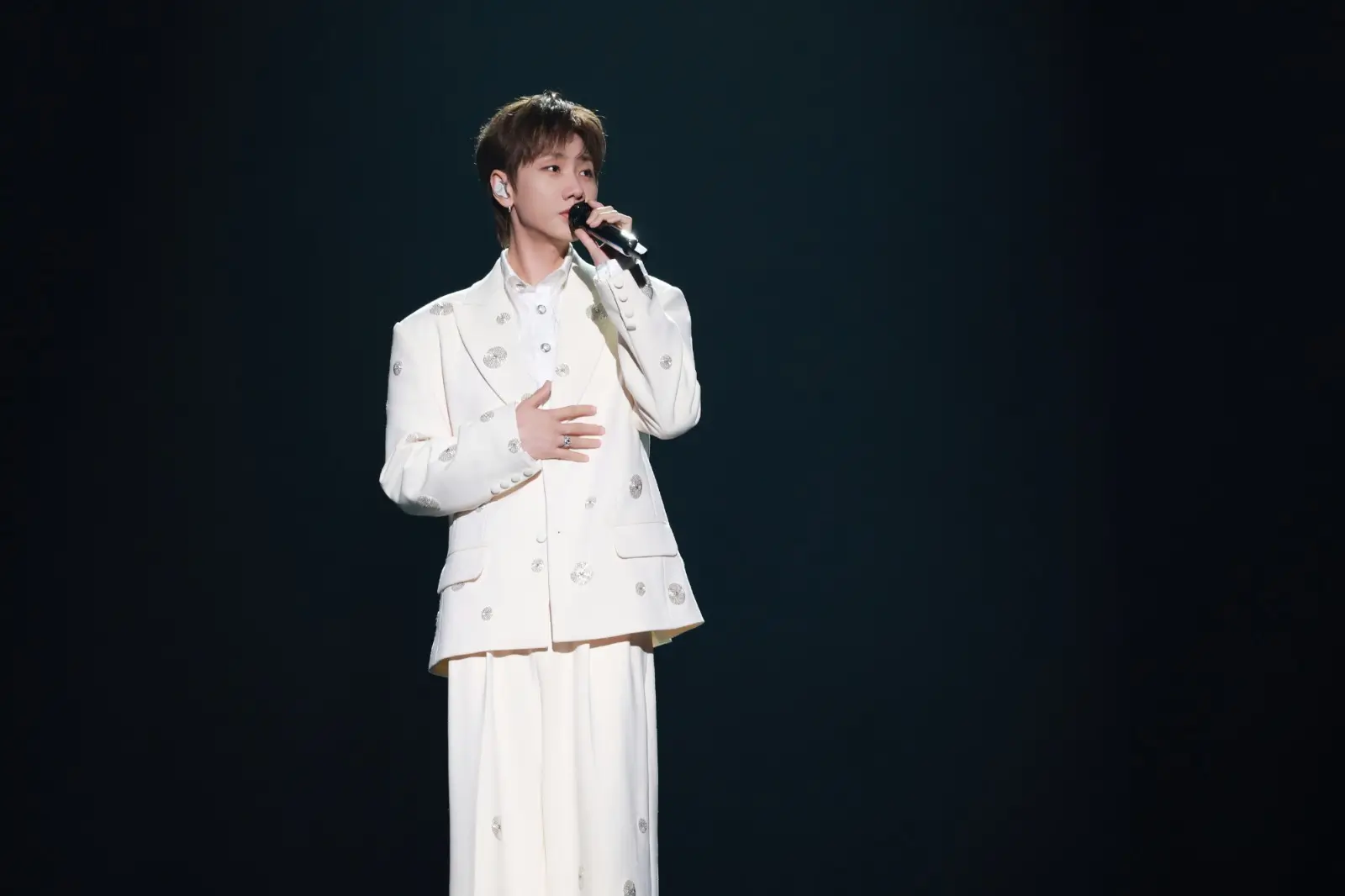 Suaranya Langganan Isi OST C Drama  Silence Wang Raih Best Singer of the Year di Weibo Night 2025