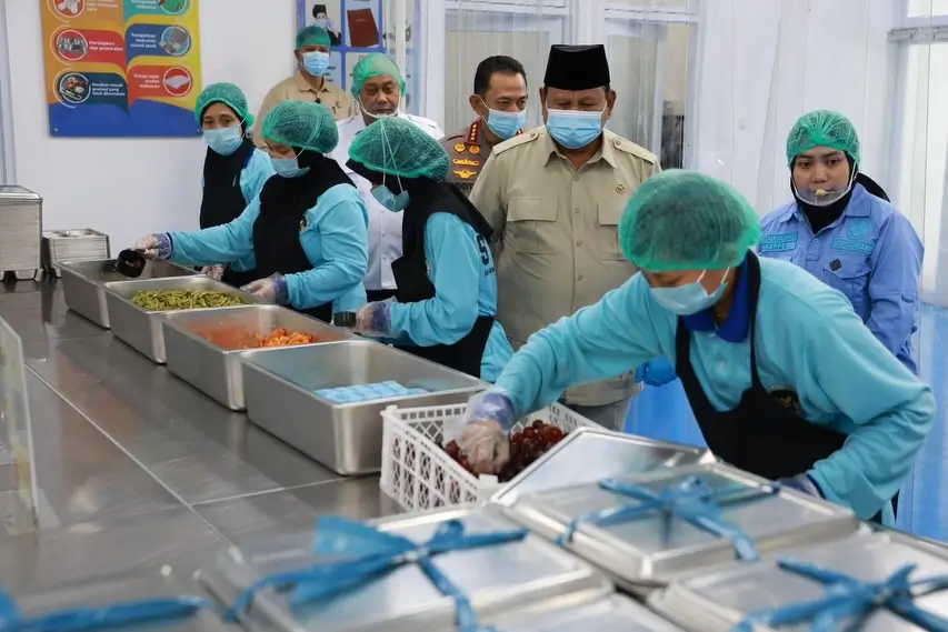 Presiden RI, Prabowo Subianto ketika mengunjungi dapur SPPG Polri di Jakarta, Jumat (13/02/26). (Foto: Instagram/presidenrepublikindonesia)
